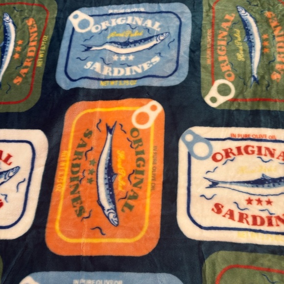 NWT Colorful Sardine Can Print Fleece Throw Blanket 60 x 70 - Picture 3 of 3